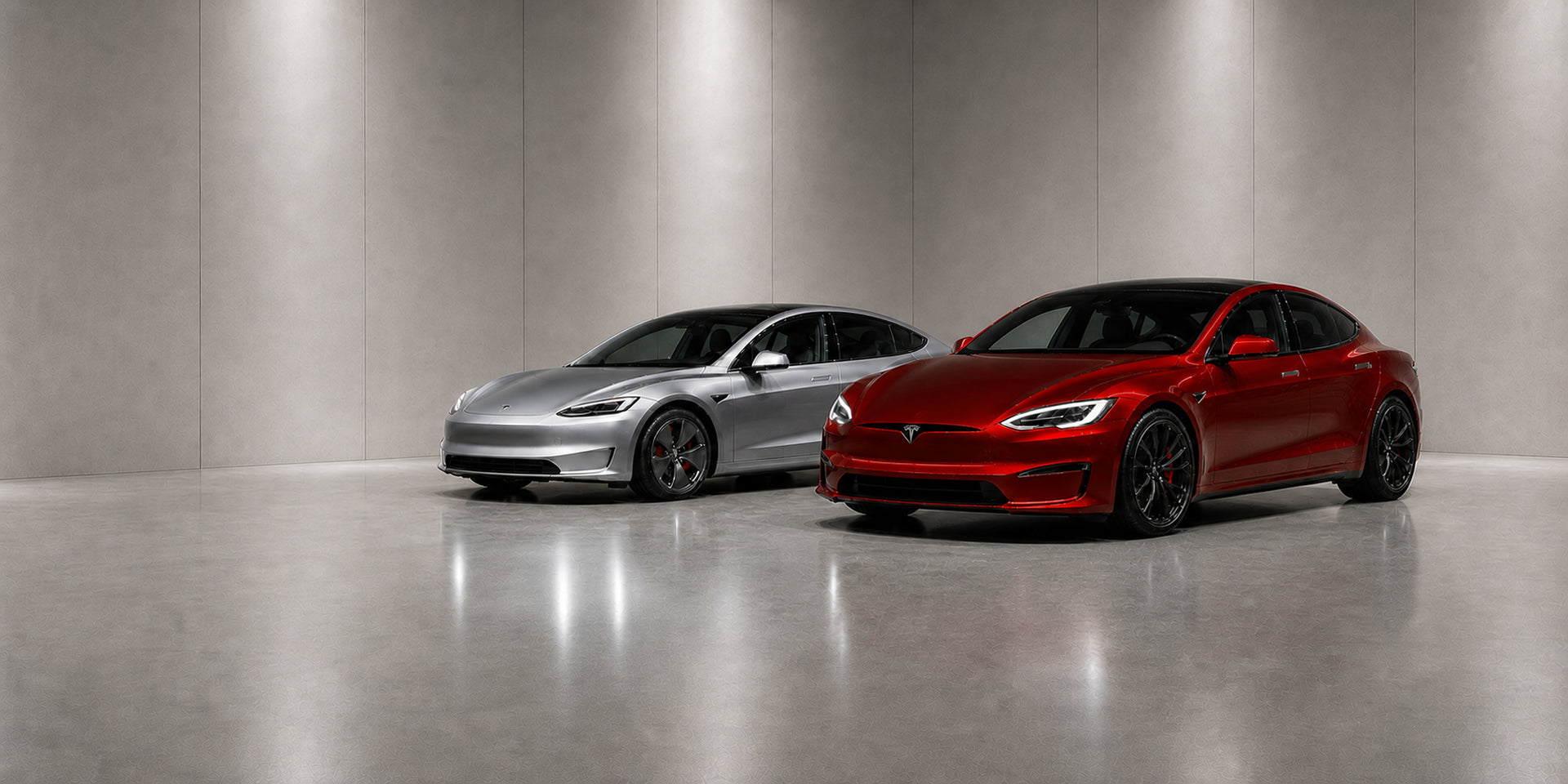 To Teslaer i et lyst studie